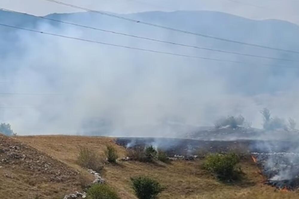 ZAPALIO VATRU PORED KUĆE, PA IZAZVAO VELIKI POŽAR: Plamen se otrgao kontroli, bukti kod Gacka - Stigli helikopteri iz Srbije