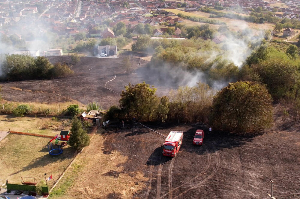 Veliki požar u Čačku, dim prekrio celo naselje: Plamen zahvatio pojas u blizini kuća, vatrogasci na terenu (FOTO)