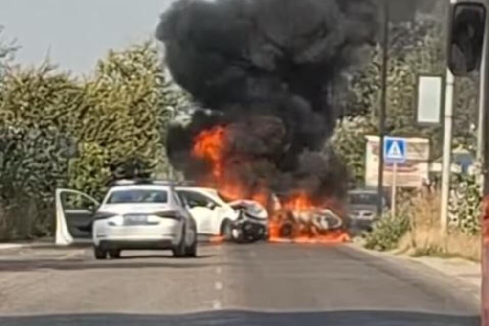 AUTOMOBIL U PLAMENU! Drugi smrskan, teška nesreća na putu Pančevo - Beograd (VIDEO)