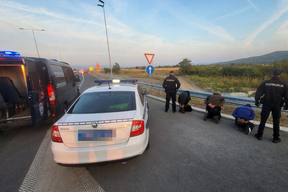 JURILO IH 99 PATROLA! 3 policajca povređena u akciji hapšenja trojca koji je pravio haos na auto-putu za Niš (FOTO)