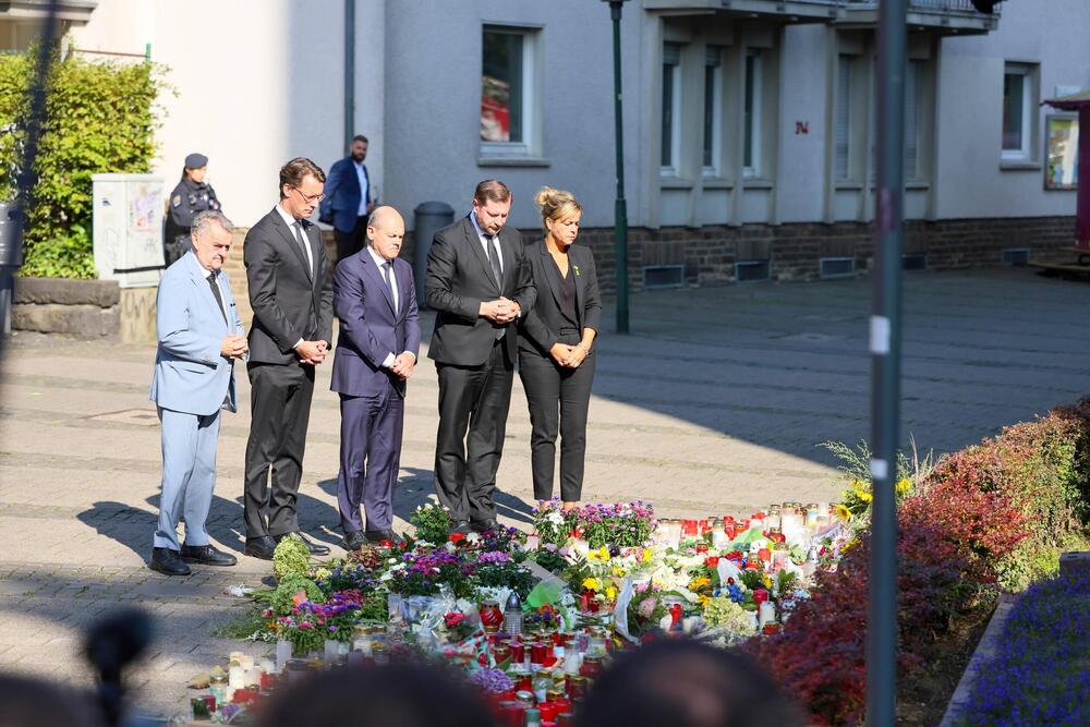 Polaganje cveća na mesto ubistva troje ljudi u Solingenu 