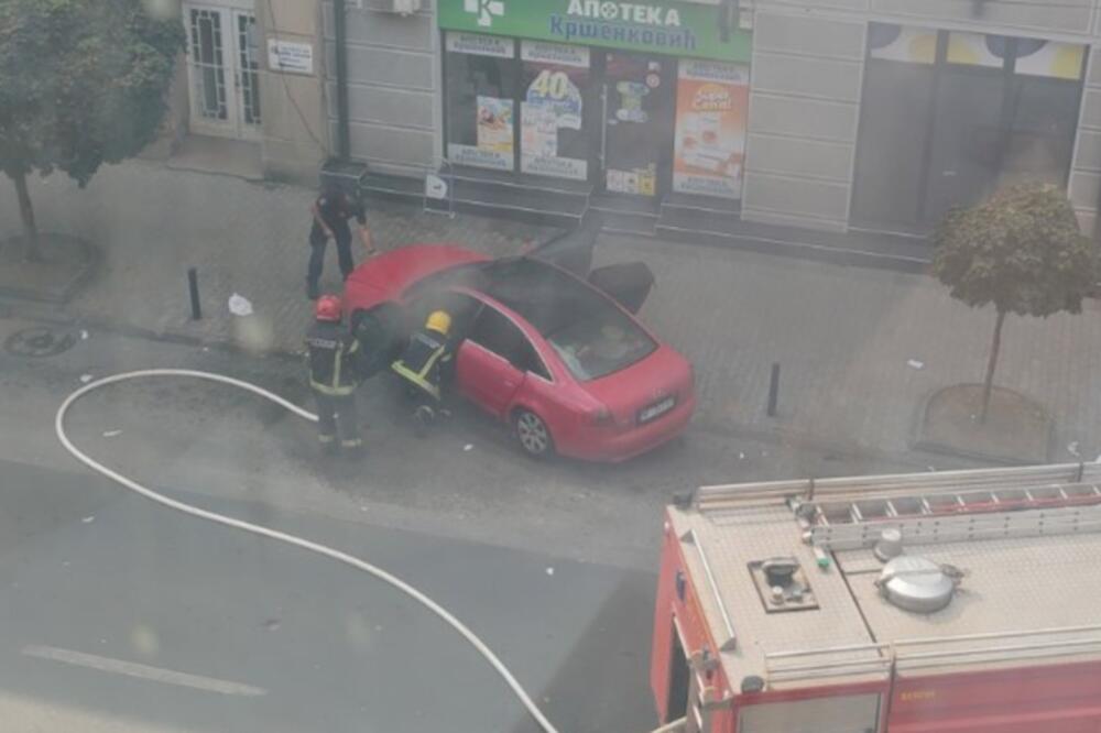 U centru Kragujevca se zapalio auto: Buknuo "audi" tokom vožnje, evo šta je uzrok