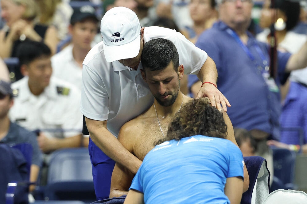 SCENA KOJA JE SVE ZABRINULA: Novak se hvatao za srce, teško je disao, zatražio i masažu