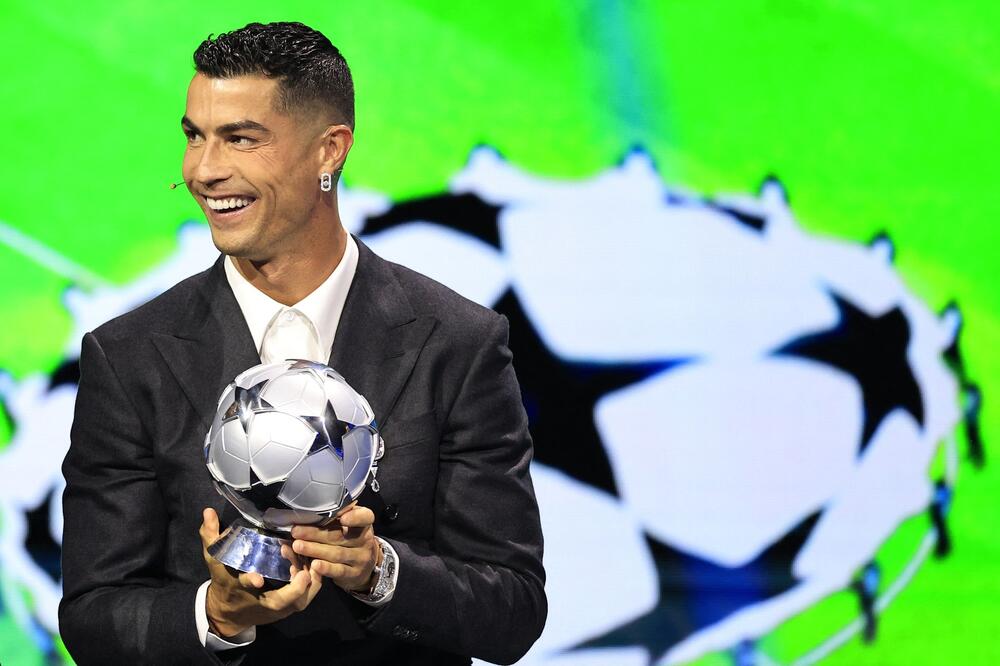 RONALDO SE DOSAĐUJE NA ŽREBU: Porugalcu dodeljena ova uloga, a on zvera okolo i merka voditeljku!