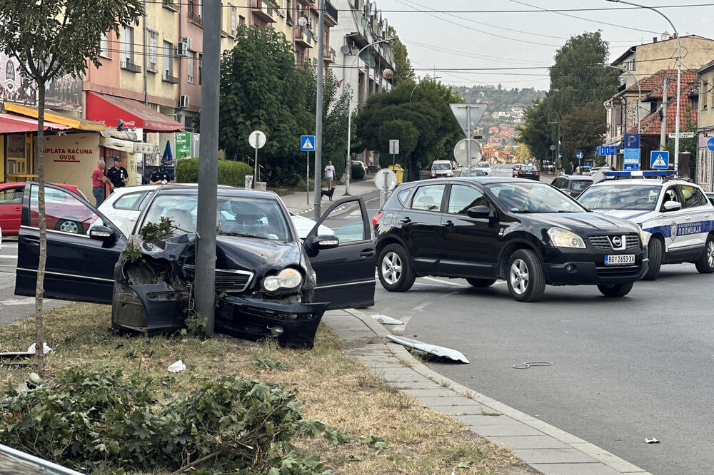 AUTOMOBIL SE ZAKUCAO U BANDERU, VOZILO POTPUNO UNIŠTENO: Teška saobraćajna nesreća u centru Čačka (FOTO)