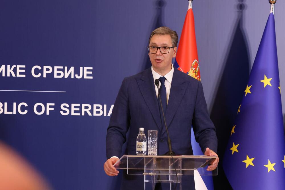 Aleksandar Vučić, Emanuel Makron