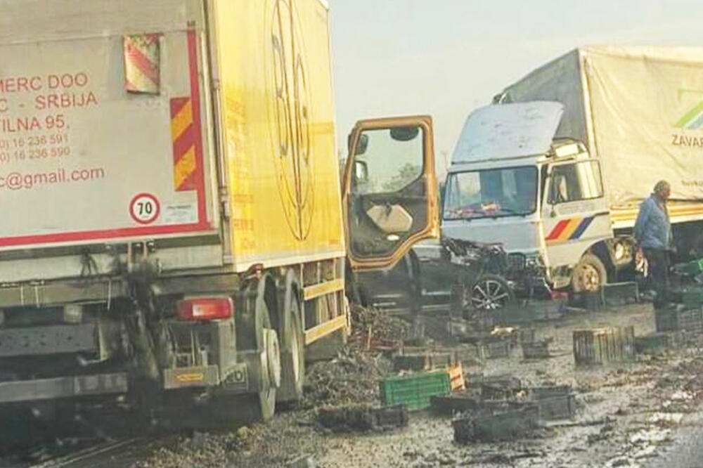 PRVI SNIMAK LANČANOG SUDARA KOD BATOČINE: Auto smrskan između 2 kamiona, saobraćaj u zastoju, kolona duga više od 10 kilometara