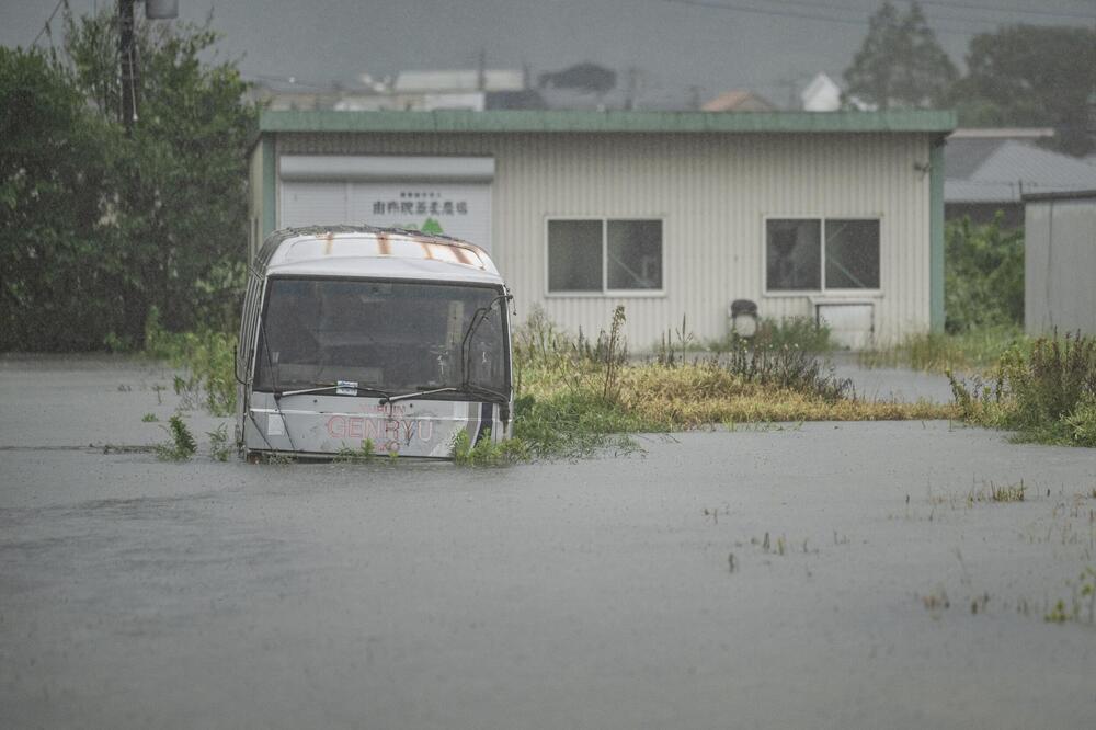 ČETIRI OSOBE POGINULE, 96 POVREĐENO, POPLAVE ŠIROM ZEMLJE: Tajfun Šanšan poharao Japan, kataklizmične scene (FOTO+VIDEO)