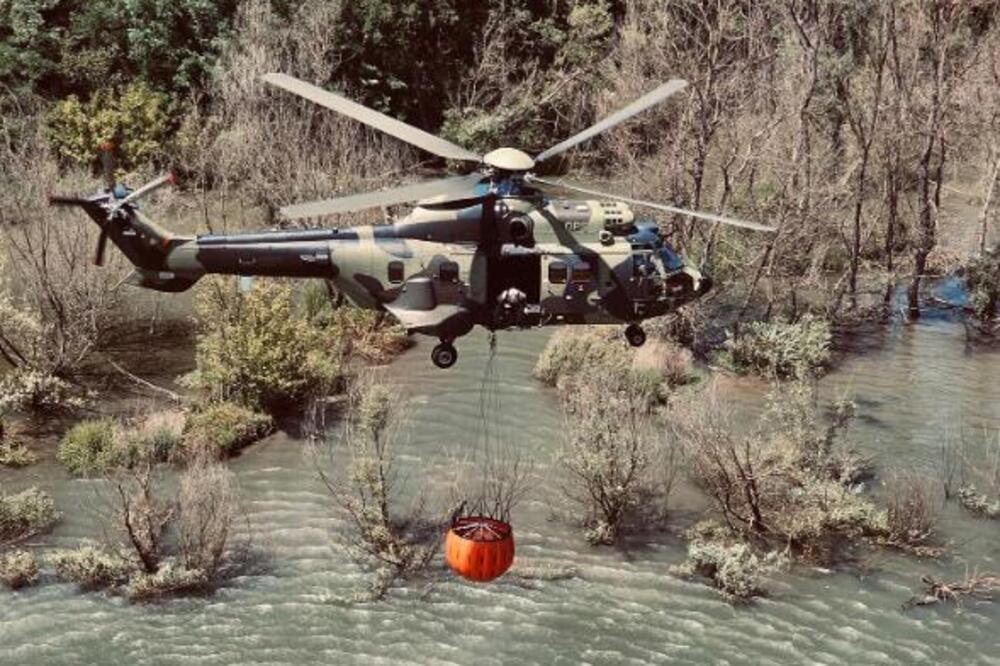 HRABRI PILOTI HELIKOPTERSKE JEDINICE MUP NEUMORNO GASE POŽARE: "Zahvaljujemo im na nesebičnom doprinosu"