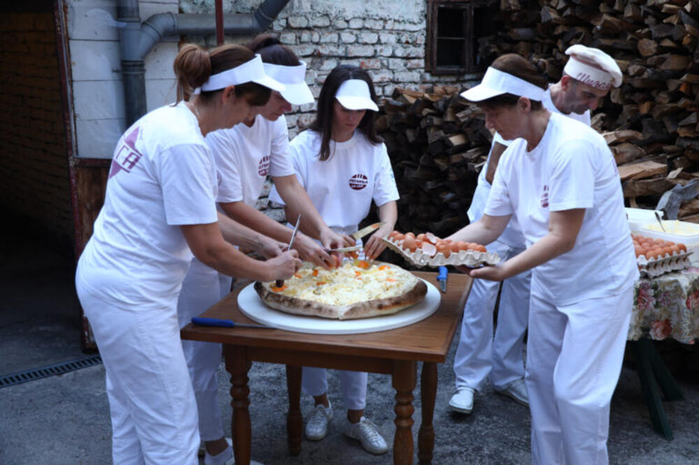 U UŽICU PRAVE 3 DŽINOVSKE LEPINJE SA SVE: Biće poslužene svim prisutnima na Gradskom trgu na Žestivalu