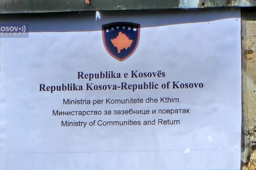 POSLE UPADA U SRPSKE OBJEKTE U LEPOSAVIĆU: Postavljene table kosovskih institucija na zgradama koje je zauzela policija