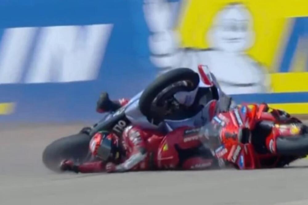 HOROR INCIDENT U ŠPANIJI! MotoGP trku u Aragonu obeležio jeziv sudar! Svi su se uhvatili za glavu, motori leteli po stazi! (VIDEO)