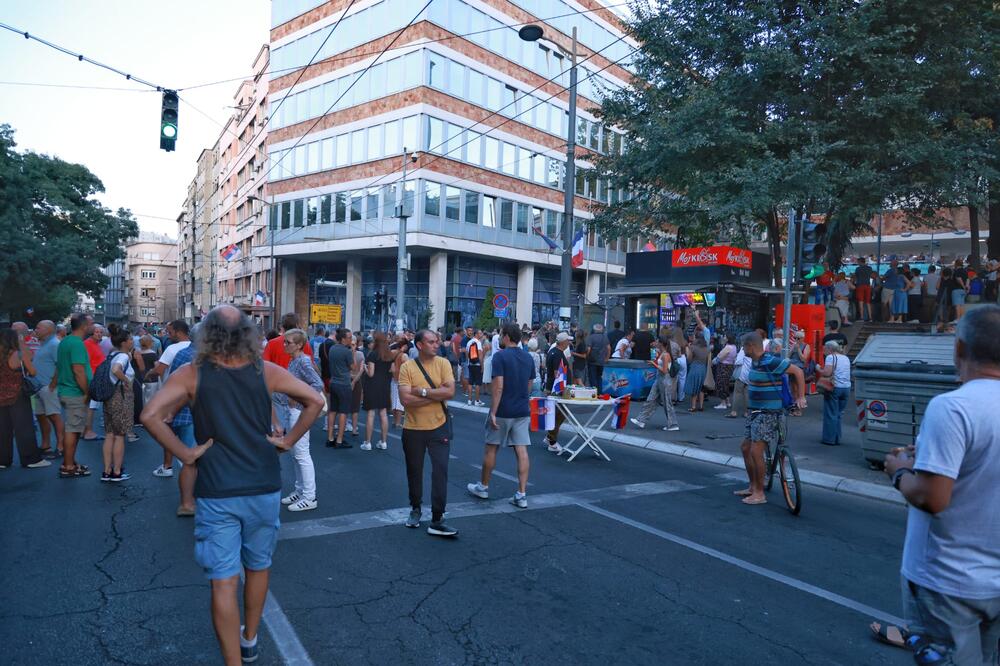 ANALITIČARI ZA KURIR: Očigledna sinhronizacija protesta s Kurtijevim izazivanjem krize na KiM, cilj destabilizacija Srbije!