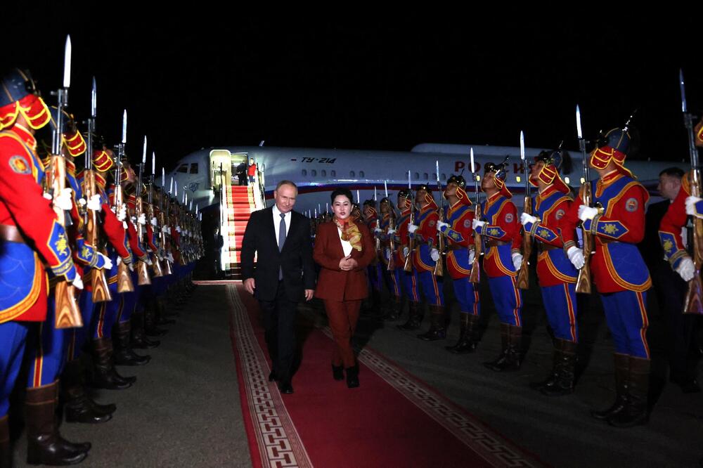 VELIČANSTVEN DOČEK ZA PUTINA U MONGOLIJI: Za ruskog predsednika specijalna garda na aerodromu uz sve počasti (VIDEO)