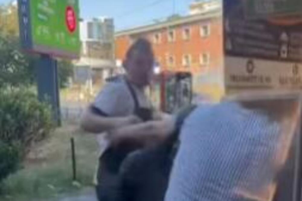 RADNIK PEKARE BRUTALNO ŠAMARA ŽENU NA BANOVOM BRDU! Pogledajte snimak stravičnog nasilja iz Beograda (VIDEO)