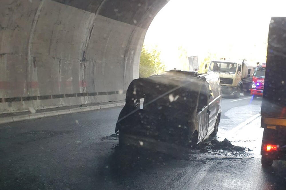 IZGOREO KOMBI U TUNELU: Nesreća u drugom tunelu od Užica ka Čajetini (foto)