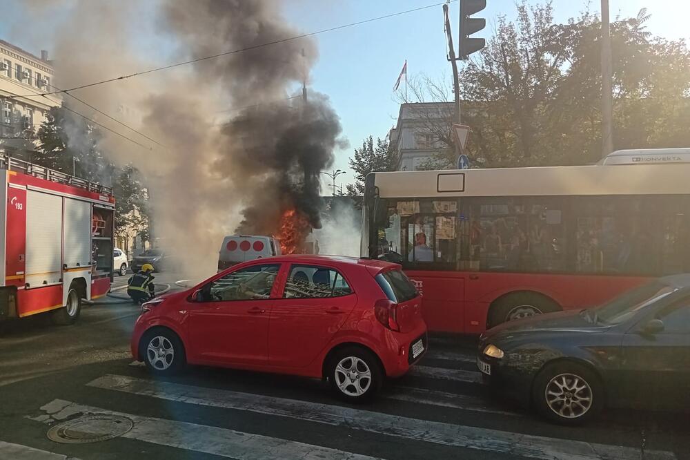 BUKTINJA U ULICI KNEZA MILOŠA! Zapalio se kombi sa novcem, vatrogasci jedva obuzdali plamen (VIDEO/FOTO)