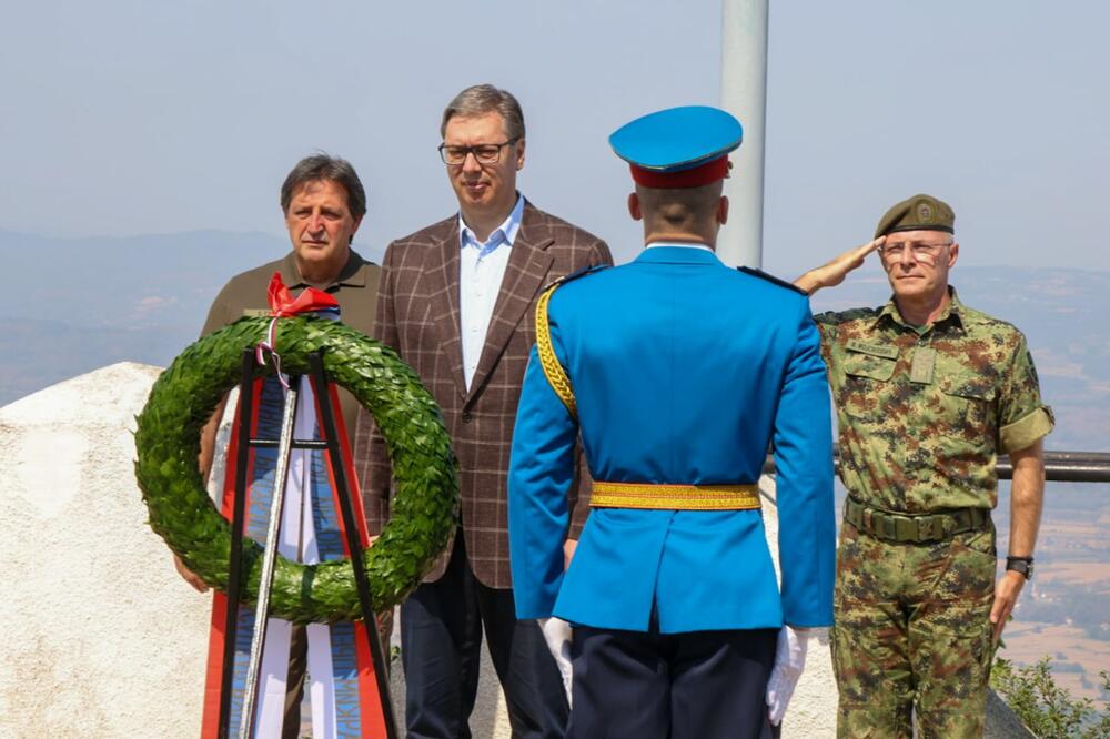 "ODAJEMO POČAST ONIMA KOJI SU DALI ŽIVOT ZA SRBIJU" Predsednik Vučić položio venac na Spomen-kosturnicu Gučevo