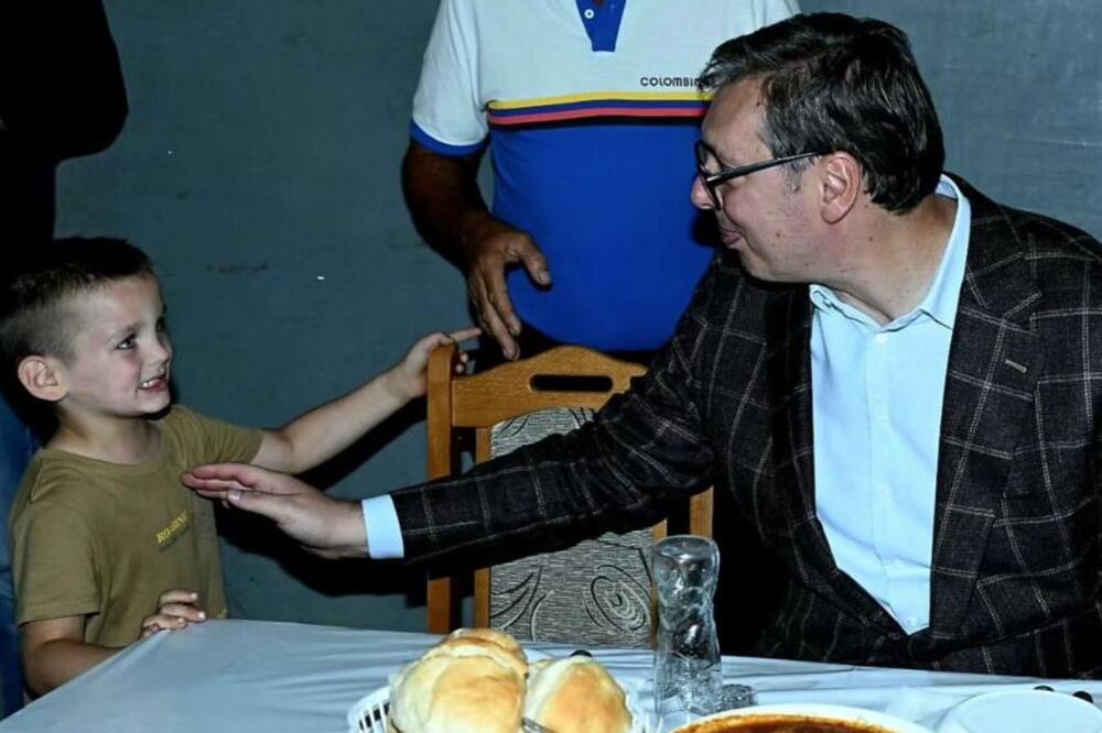 "ČIKA ALEKSANDRE, NAPRAVI MI PUT PA DA SE ŽENIM" Vučić razgovarao sa meštanima Gornje Male, fotografijom oduševio sve (FOTO)