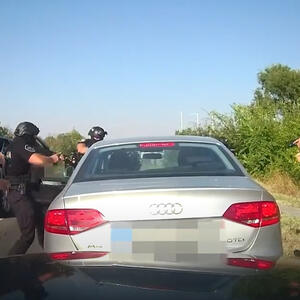 SPECIJALCI IZLEĆU IZ DŽIPA I SA PIŠTOLJIMA OPKOLJAVAJU "AUDI" Policija