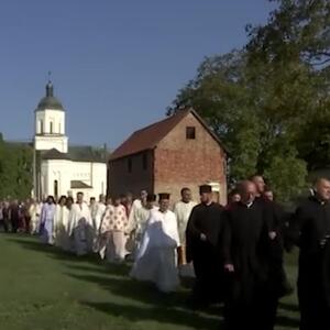 SEĆANJE NA NAJVEĆU GOLGOTU SRPSKOG NARODA: Održan pomen povodom Svetih