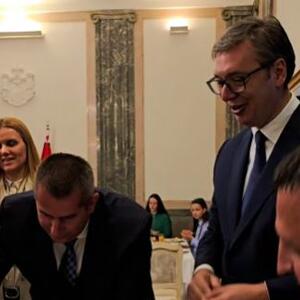 PREDSEDNIK NA ROĐENDANSKOM SLAVLJU! Vučić Petri rođenoj na Dan srpskog