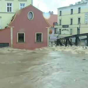 VODA STIGLA DO 1. SPRATA, DRAMATIČNE SCENE IZ POLJSKE Bujica tutnji gradom